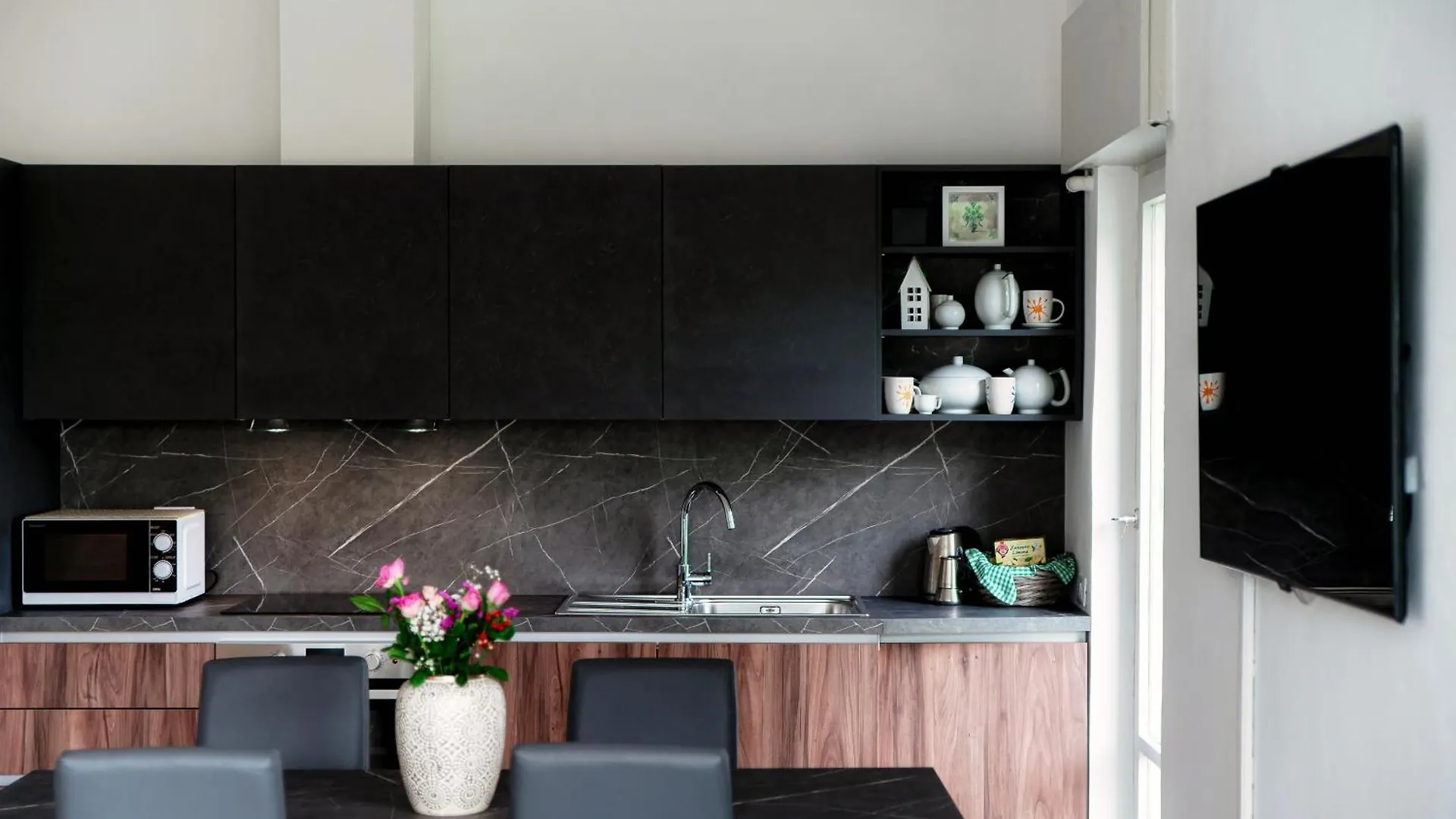 Joivy Stylish 2-Bedroom Apartment By Lake Como